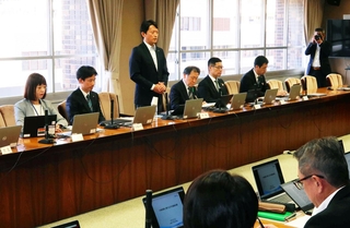 中東情勢の悪化を受けて、県内経済への影響などについて情報共有した庁内連絡会議＝兵庫県庁