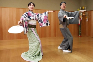 日本舞踊を再開した万理沙ひとみさん（左）。山村友五郎さんの指導を受ける＝大阪市中央区、山村流稽古場
