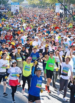 一斉にスタートするランナー＝２０２５年１１月１６日午前、神戸市中央区（撮影・鈴木雅之）