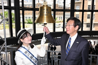 「神戸港繁栄の鐘」を鳴らす久元喜造神戸市長（右）と神戸観光親善大使の中塚美波さん＝１３日午前、神戸市中央区新港町（撮影・大田将之）