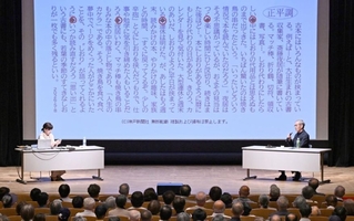 「正平調」に関する裏話などを壇上で話す林芳樹・元特別編集委員兼論説顧問（右）と勝沼直子・論説委員長＝１３日午前、神戸市中央区東川崎町１、神戸新聞松方ホール（撮影・風斗雅博）