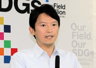 定例会見で話す兵庫県の斎藤元彦知事＝１３日午後、県庁