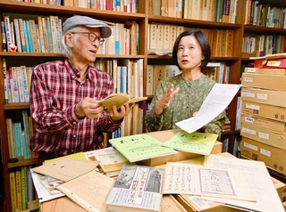 「日本旅行案内」の翻訳を発表した近江美佐さん（右）と田村昭治さん。外国人が書き残した淡路島の記録に関心を寄せる＝洲本市下加茂１