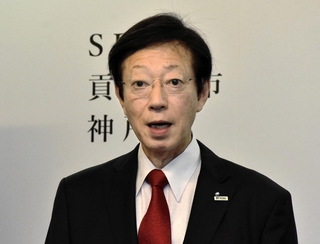 定例会見で考えを述べる神戸市の久元喜造市長＝神戸市役所（撮影・篠原拓真）