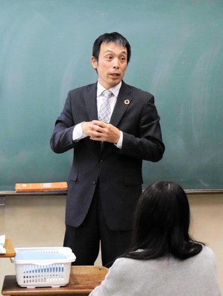 生徒が選挙権を得ることを念頭に、憲法の授業では「主権者意識にも力点を置く」と話す塩谷浩正教諭＝神戸市長田区、兵庫高校