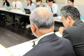記者会見で過労死した娘への思いを述べる父親＝神戸市中央区