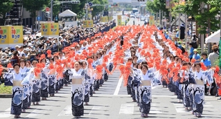 オープニングを飾る神戸市婦人団体協議会による総踊り＝１７日、神戸市中央区（撮影・鈴木雅之）