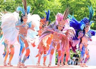 華やかな舞で会場を沸かせるダンサー＝１７日午後、神戸市中央区加納町６（撮影・吉田敦史）