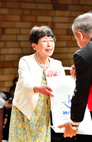 表彰を受ける堀口久子さん＝姫路市神屋町