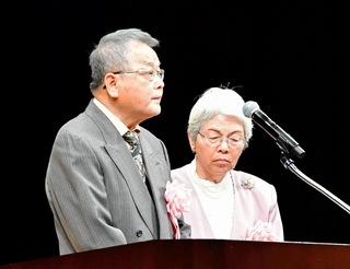 金婚夫婦祝福式典で代表してスピーチをする中島保さんとさと子さん＝姫路市神屋町
