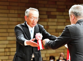 表彰を受ける堀口利之さん＝姫路市神屋町