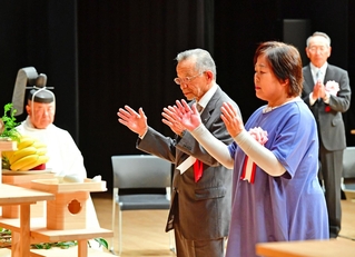 金婚夫婦祝福式典で代表して玉串をささげた庄坪俊明さんと妙子さん＝姫路市神屋町