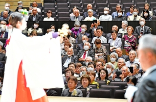 神事で浦安の舞を見る金婚夫婦祝福式典参加者＝姫路市神屋町