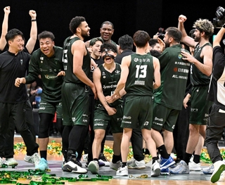 優勝を決め、コート上で喜びを爆発させる神戸の選手ら＝１７日午後、神戸市中央区のジーライオンアリーナ神戸（撮影・風斗雅博）