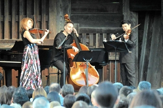 樫本大進さん（右）ら世界の第一線で活躍する音楽家が集まる「ル・ポン国際音楽祭」＝昨年９月、赤穂市上仮屋