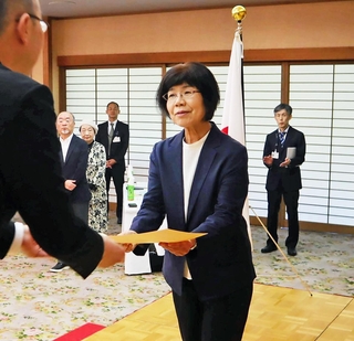 功績がたたえられ、表彰される行政相談委員＝神戸市中央区多聞通３、楠公会館