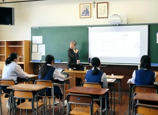 スクーリングの日に英語の授業を受ける生徒たち＝宝塚市塔の町、小林聖心女子学院高