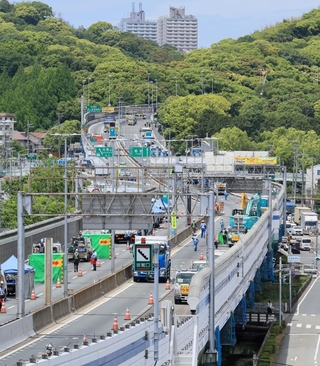 リニューアル工事が始まった阪神高速神戸線＝神戸市須磨区中島町１（撮影・鈴木雅之）