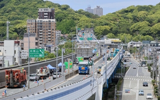 リニューアル工事が始まった阪神高速神戸線＝神戸市須磨区中島町１（撮影・鈴木雅之）