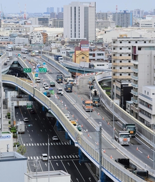 リニューアル工事が始まった阪神高速神戸線＝神戸市長田区大橋町３（撮影・鈴木雅之）