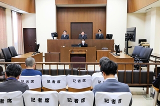 神戸地裁姫路支部で開かれた第１回口頭弁論＝姫路市北条１（代表撮影）