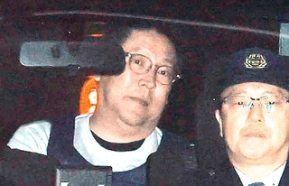 警察車両で送検される立花孝志容疑者（当時）＝２０２５年１１月１０日、神戸市中央区下山手通５