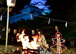 かがり火に照らされた大天守前で披露された薪能＝２２日夜、姫路市本町、姫路城三の丸広場（撮影・中西幸大）