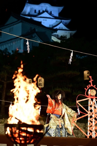 大天守の前で披露された薪能＝２２日夜、姫路市本町、姫路城三の丸広場（撮影・中西幸大）