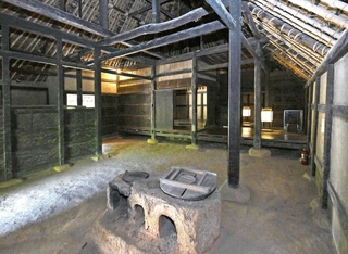 箱木家住宅主屋の土間。全体の半分の広さを占める＝神戸市北区山田町衝原（撮影・斎藤雅志）