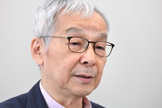 インタビューに応じる土師守さん。少し伏し目がちに息子への思いを語った＝１３日午後、神戸市中央区東川崎町１、神戸新聞社（撮影・大田将之）
