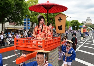 千姫に扮した姫路お城のアンバサダーらが登場したパレード＝２３日午後、姫路市の大手前通り（撮影・中西幸大）