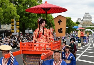 千姫に扮した姫路お城のアンバサダーらが登場したパレード＝２３日午後、姫路市の大手前通り（撮影・中西幸大）
