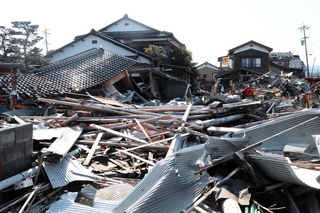 能登半島地震で破損・倒壊した家屋。被災地では罹災証明を巡る不満が相次いでいた＝２０２４年４月、石川県珠洲市内