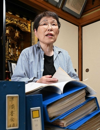 裁判資料を手に、当時を振り返る林幸子さん＝姫路市市之郷町３（撮影・斎藤雅志）