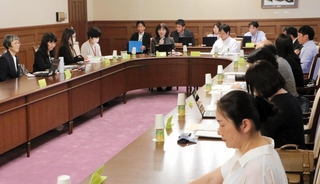 現役世代のがん対策推進について話し合う検討会の初回会合＝26日午後、兵庫県公館