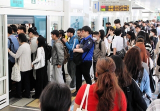 朝の通勤、通学者で混雑する六甲ライナー魚崎駅＝神戸市東灘区魚崎西町４