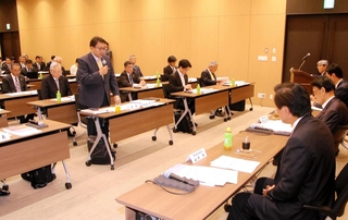 地元選出の国会議員に重点施策向けの予算確保を要望する播磨地域の首長ら＝東京都港区