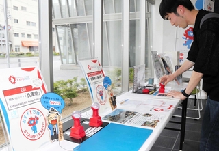 ひょうごフィールドパビリオンや万博関連のスタンプを押す来場者＝県立兵庫津ミュージアム