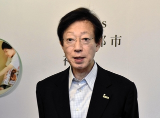 定例会見で考えを述べる久元喜造市長＝２８日午後、神戸市役所（撮影・篠原拓真）