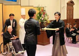 兵庫県の「県勢高揚功労」に選ばれた片岡愛之助さん（右端）ら＝県公館