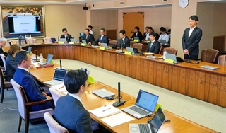 初めて開かれた「持続可能な財政運営検討会」であいさつする斎藤元彦知事（右奥）＝兵庫県庁