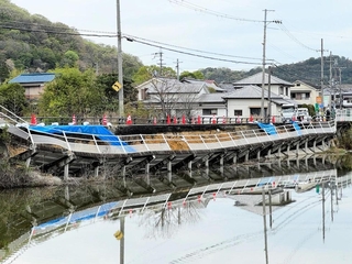 崩落した当時の歩道＝加古川市平荘町