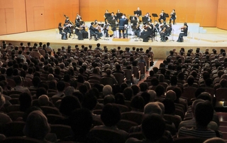 大勢の観客が詰めかけた神戸市室内管弦楽団の定期演奏会＝１６日、神戸市中央区楠町４、神戸文化ホール（撮影・鈴木雅之）