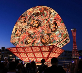 神戸港に現れた弘前ねぷた＝２９日夜、神戸市中央区東川崎町１、高浜岸壁（撮影・笠原次郎）