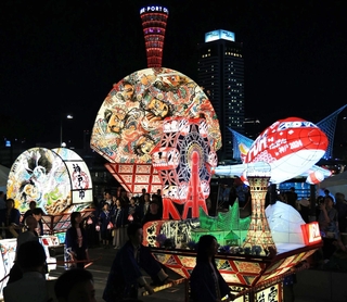 神戸港を背に練り歩きを披露する弘前ねぷた＝２９日夜、神戸市中央区東川崎町１、高浜岸壁（撮影・笠原次郎）
