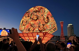 神戸港に現れた弘前ねぷた＝２９日夜、神戸市中央区東川崎町１、高浜岸壁（撮影・笠原次郎）