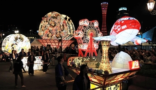 神戸港を背に練り歩きを披露する弘前ねぷた＝２９日夜、神戸市中央区東川崎町１、高浜岸壁（撮影・笠原次郎）