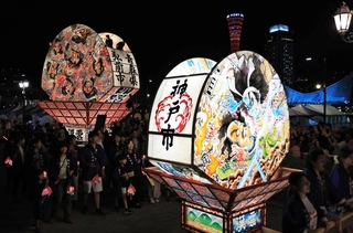 神戸港を背に練り歩きを披露する弘前ねぷた＝２９日夜、神戸市中央区東川崎町１、高浜岸壁（撮影・笠原次郎）
