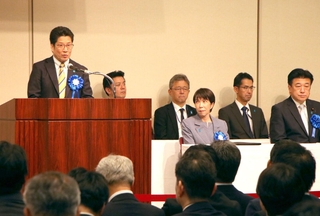拉致被害者の早期帰国を訴えた横田拓也さん（左）＝３０日午後、東京都千代田区