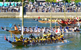 力強く船を進めるこぎ手たち＝３１日午後、相生市の相生湾（撮影・中西幸大）